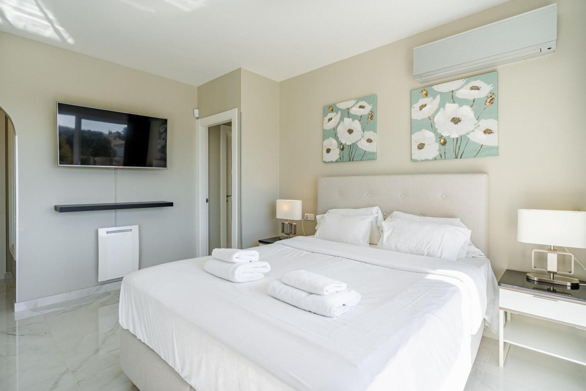 Private Luxurious Hillside Villa With Pool & Sea Views For 8 To 10 Ppl 丰希罗拉 外观 照片