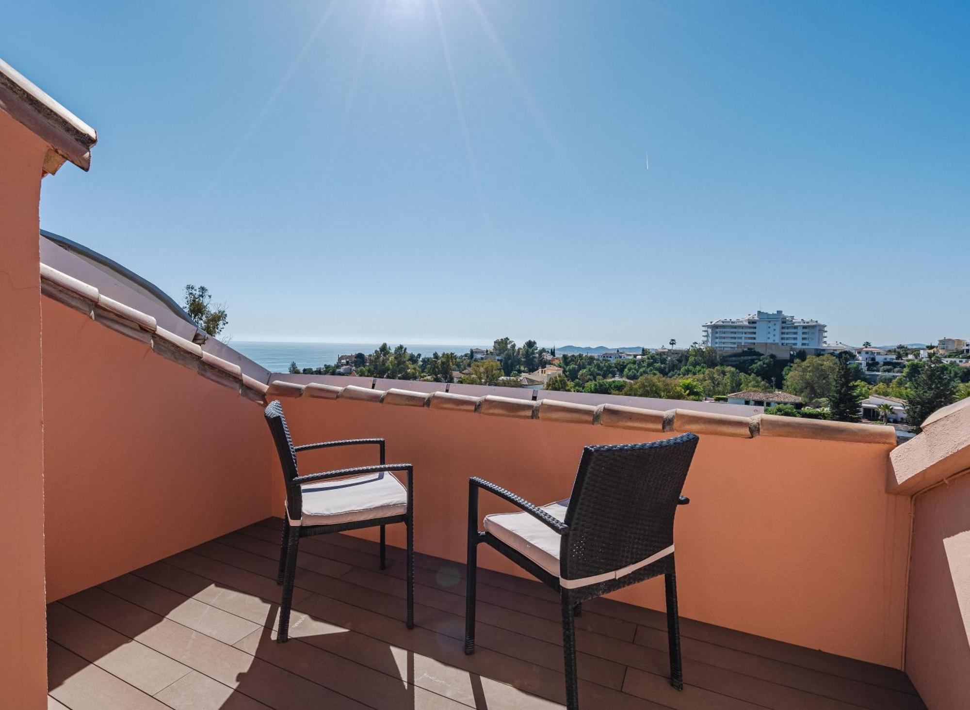 Private Luxurious Hillside Villa With Pool & Sea Views For 8 To 10 Ppl 丰希罗拉 外观 照片