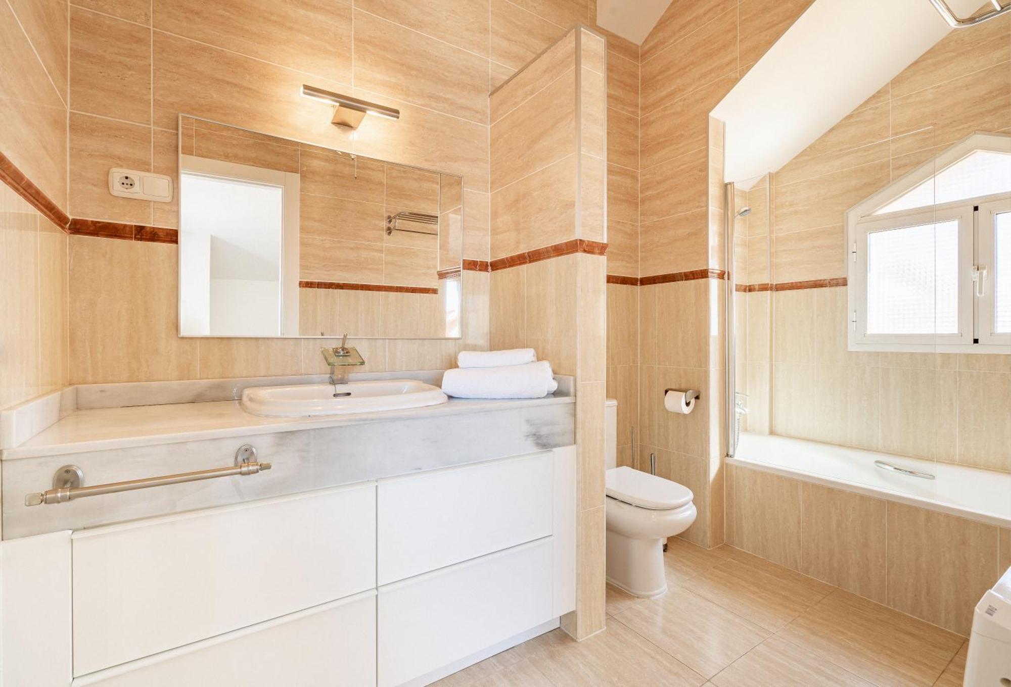 Private Luxurious Hillside Villa With Pool & Sea Views For 8 To 10 Ppl 丰希罗拉 外观 照片