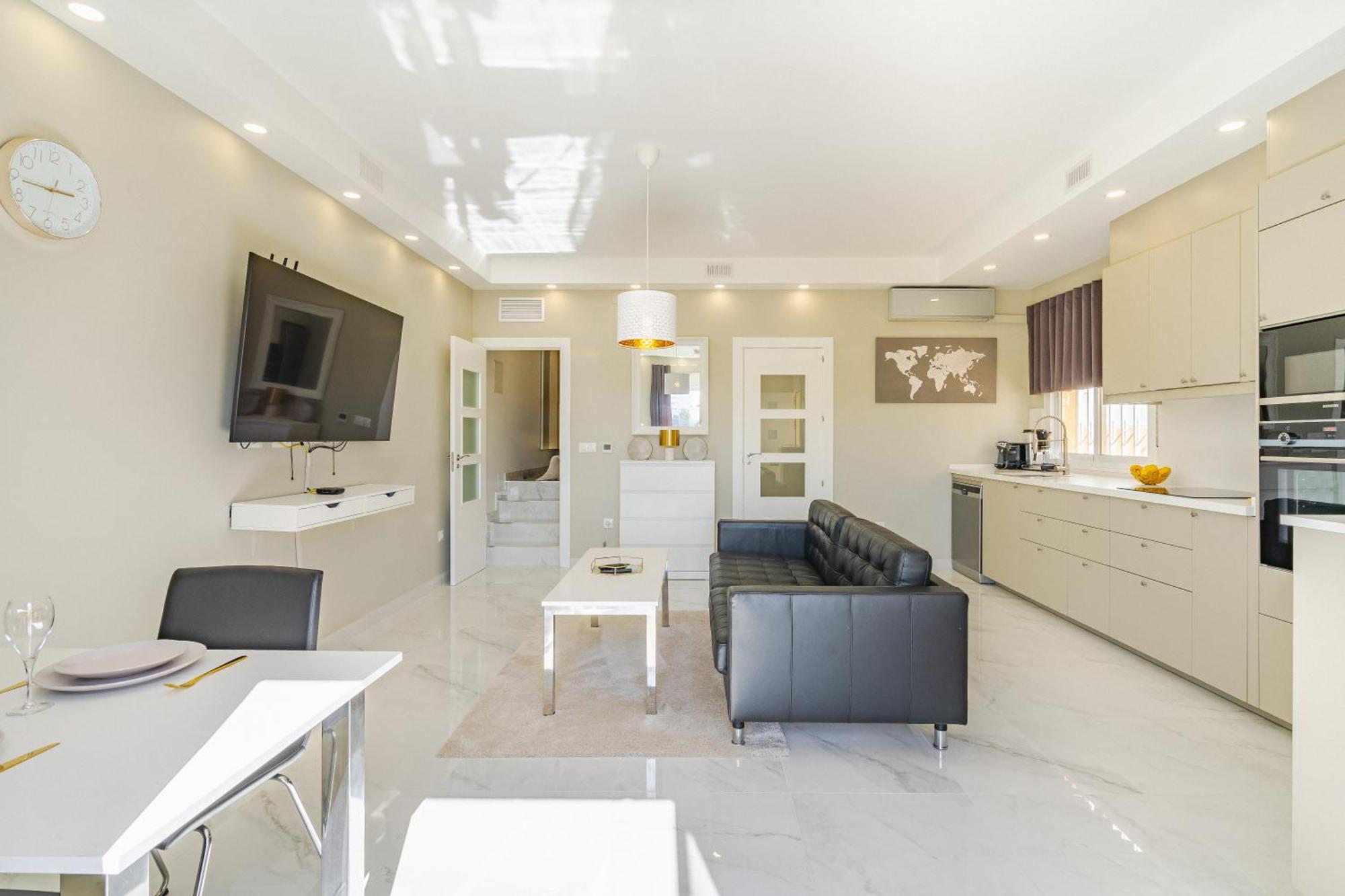 Private Luxurious Hillside Villa With Pool & Sea Views For 8 To 10 Ppl 丰希罗拉 外观 照片